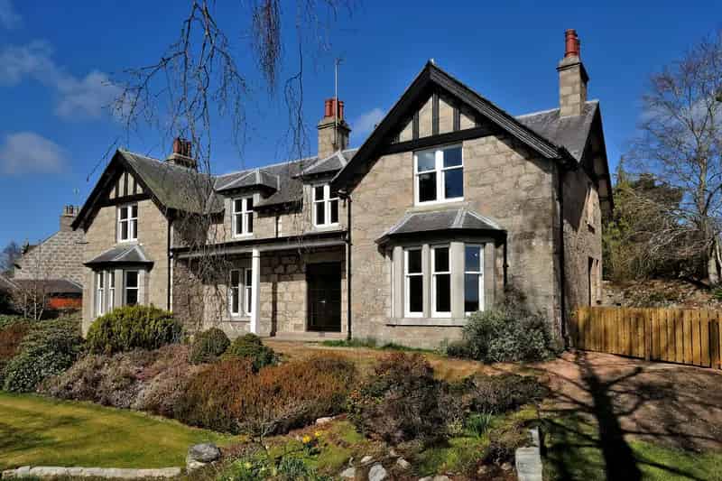 Aboyne Period Property: Stunning Modern Kitchen, Open-Plan Living, Luxurious Master Suite