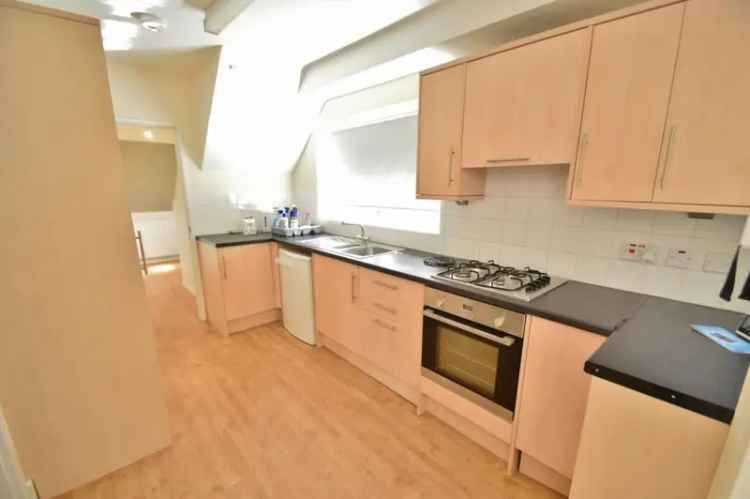 Semi-detached house For Rent in London, England