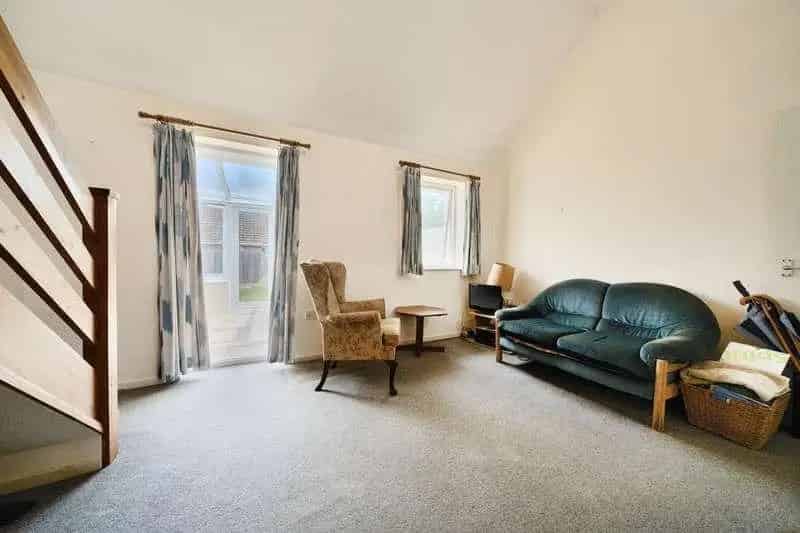 1 Bed House for Sale Near Train Station - No Onward Chain