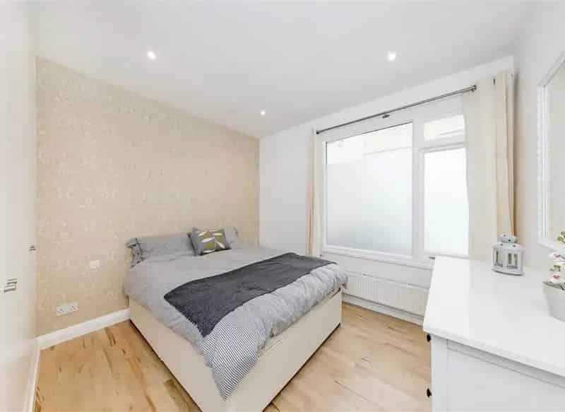 Fantastic One Double Bedroom Flat Near Hyde Park