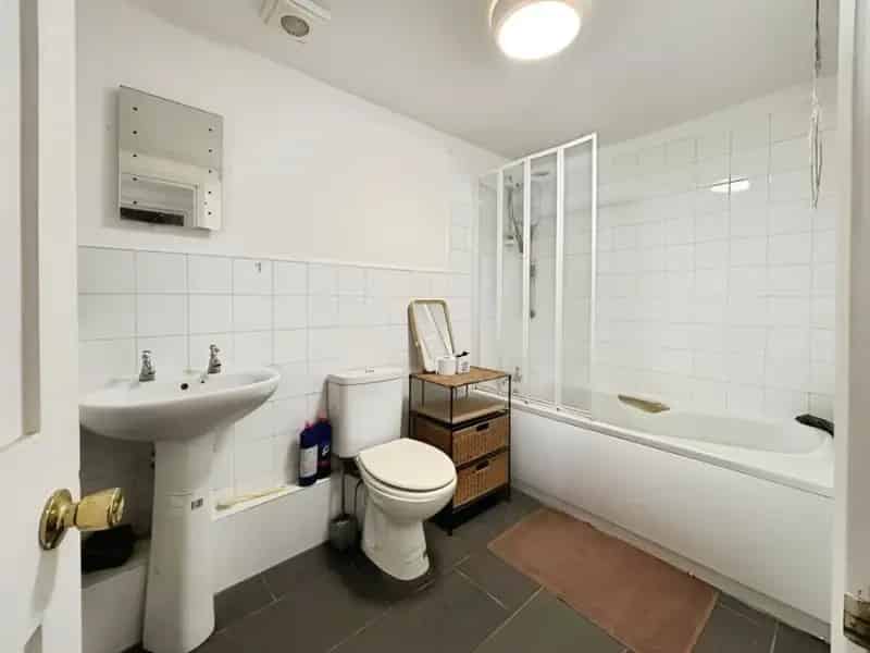 2 Bed Ashford Town Centre Apartment - Commuters Dream