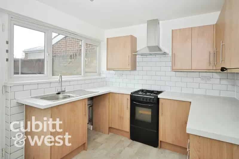 3 bedroom end of terrace house to rent