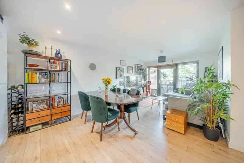 Stylish Apartment in Vibrant Oval Quarter