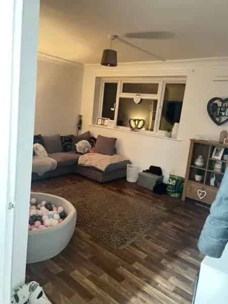 2 Bedroom Flat with Garden Parking Near Schools