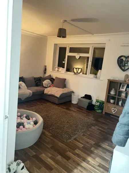 2 Bedroom Flat with Garden Parking Near Schools