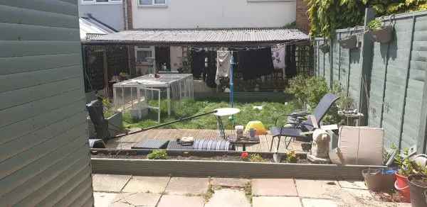 3 Bed Terraced House Near Schools and Amenities