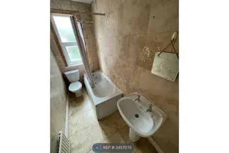 6 Bedroom 2 Bathroom House Near Burley Train Station