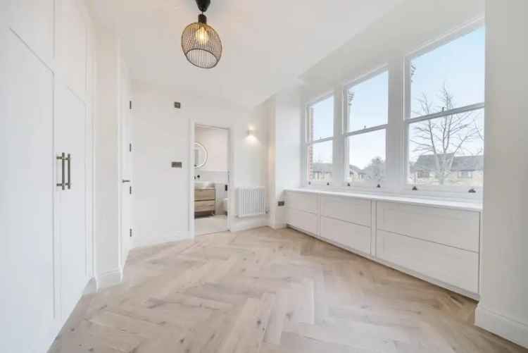 Flat For Sale in London, England