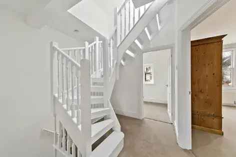 3 Bedroom Maisonette near Kew Station