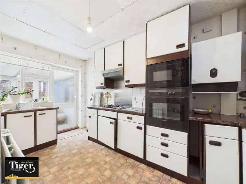 2 bed house for sale