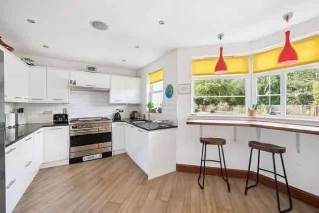 5 Bedroom Family Home Wimbledon Village Gated Setting South Facing Deck