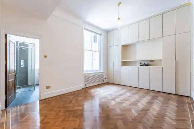 3 Bedroom Flat for Sale in Avonmore Mansions Kensington
