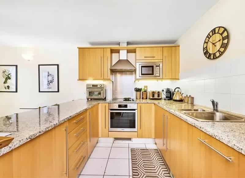 Spacious One Bedroom Apartment near Aldgate