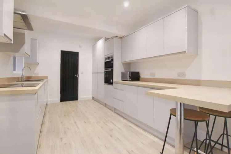 5 bedroom end of terrace house to rent