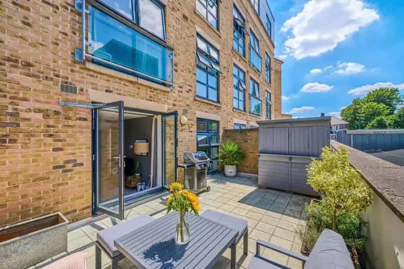 Central Earlsfield Flat near Garratt Lane and Overground Station