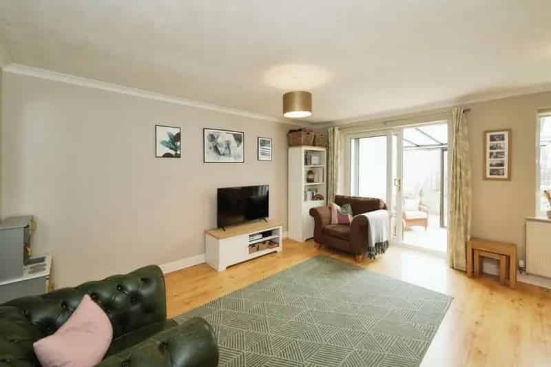 Three Bedroom House with Garage and Garden Near Amenities