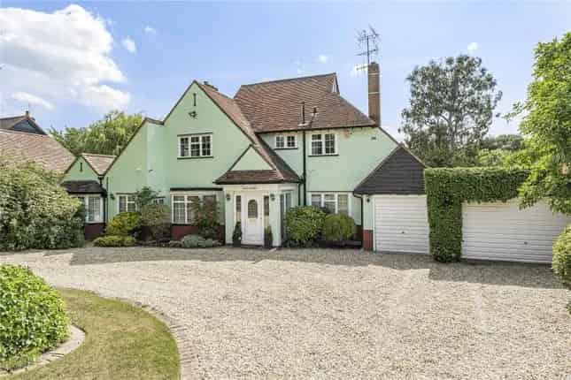 4 Bedroom Detached House for Sale in Potters Bar