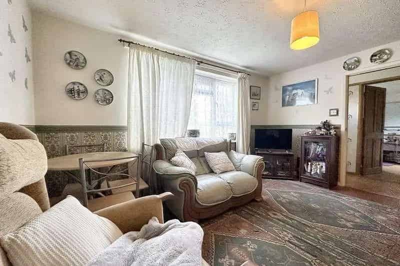 2 Bed Flat for Sale Needs Modernisation