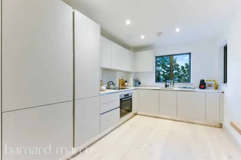 910 Sqft 3-Bed 2-Bath Apartment with Balcony - Abbey Wall