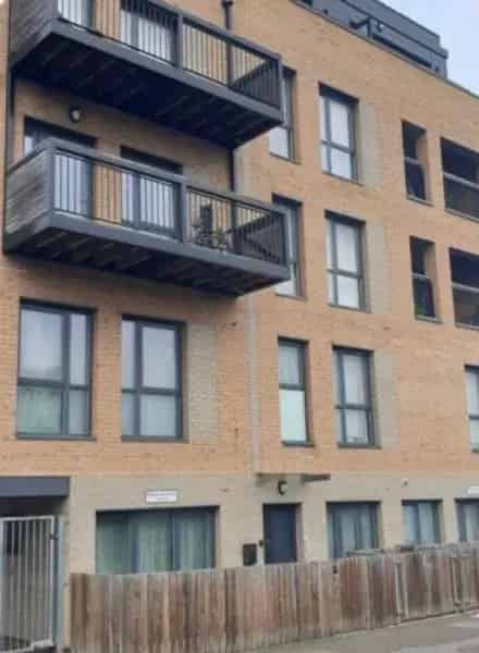 3-Bed 2-Bath Flat Near Station Shops Parking Balcony