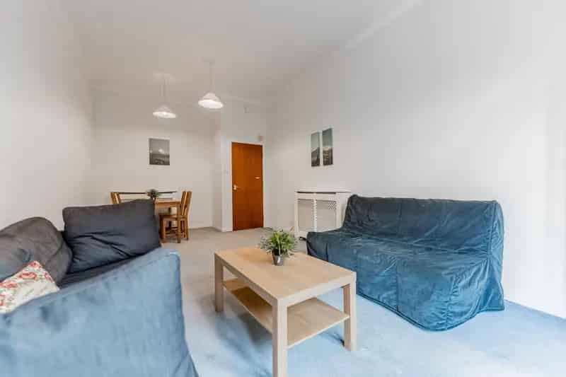 2 Bed Apartment Near Glasgow University Private Parking
