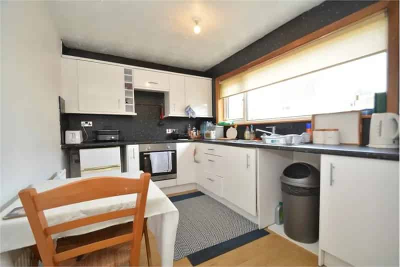 3 Bed Mid Terrace Villa Near Shops and Schools