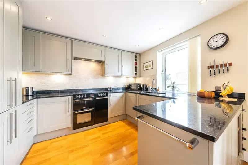2 Bedroom Penthouse Apartment with Marina Views