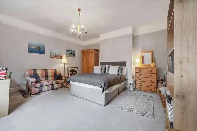 5 bed house for sale