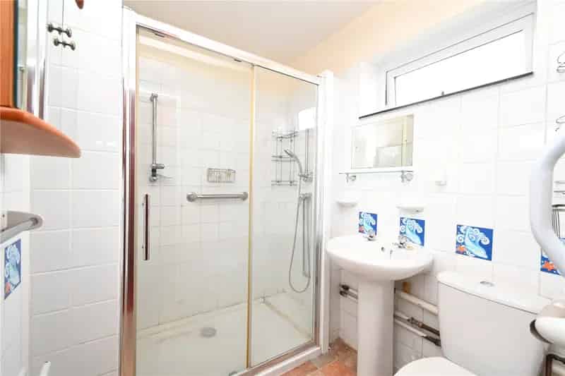 3 Bedroom House Basingstoke Garage Driveway Parking