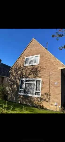Large 2-Bedroom Detached House with Driveway and Garden