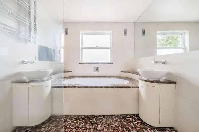 4 Bed 3 Bath Family Home with Annex