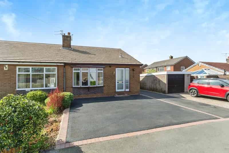 Semi Detached Bungalow Solar Panels Large Lounge Modern Kitchen 2 Bedrooms Garden Garage