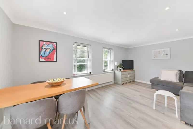 Modern Apartment in Tadworth Village with Woodland Views