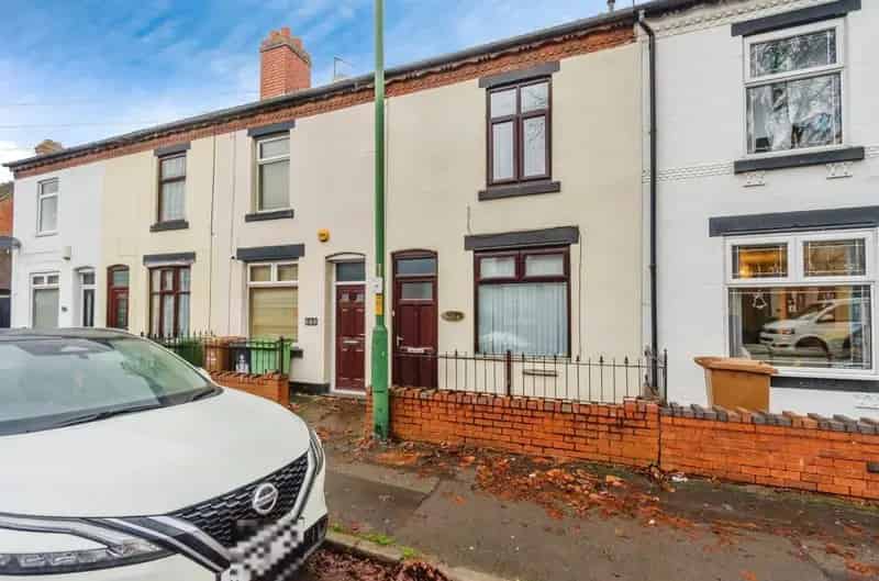 Two Bedroom Mid Terraced House Near Amenities