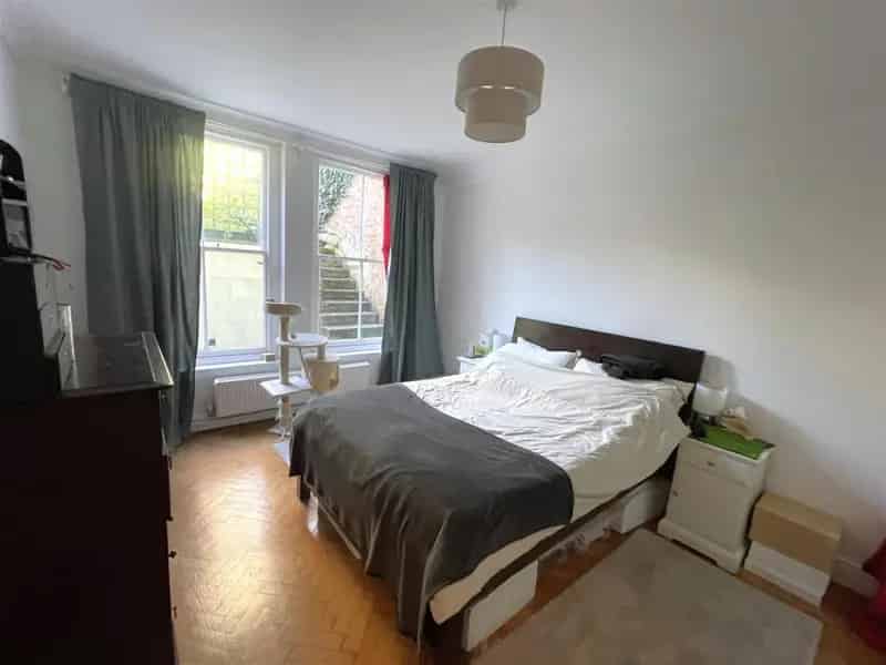 2 Bedroom Garden Flat for Sale with Garage