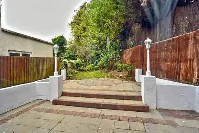 5-Bedroom Detached House for Sale in London