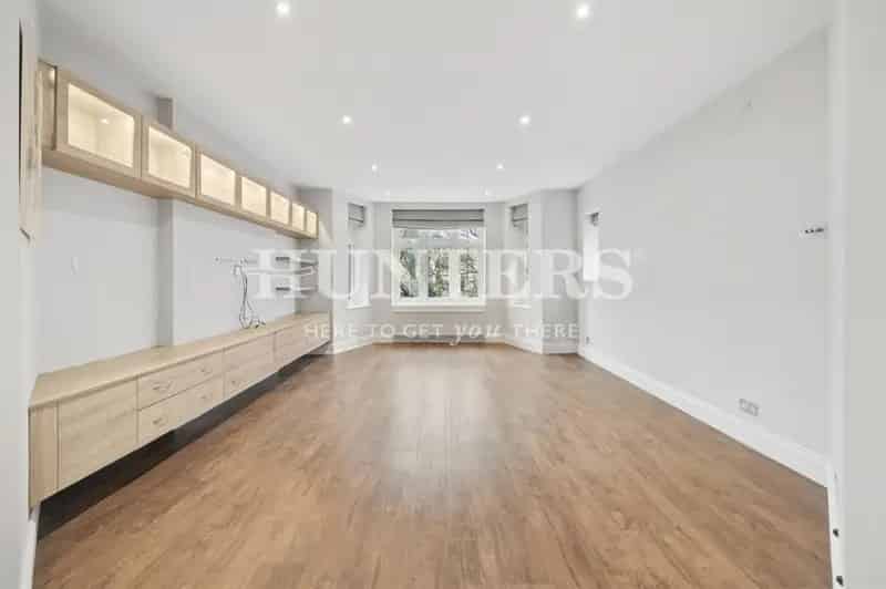 2 Bedroom Flat For Sale in Mansion Block