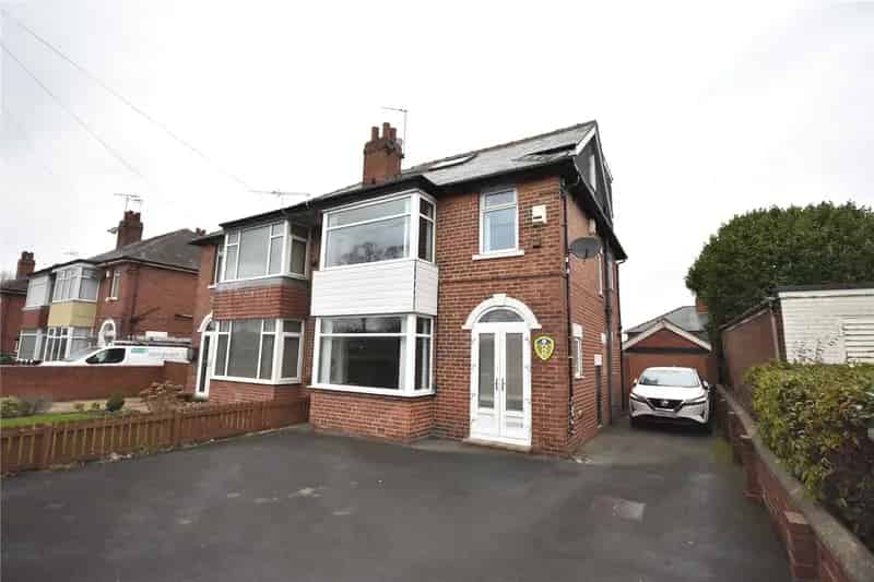 5 Bedroom Semi-Detached House with Converted Garage Bar