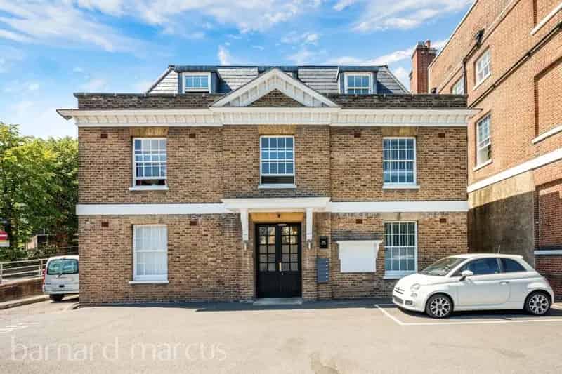 Epsom Town Centre Apartment Two Double Bedrooms Allocated Parking