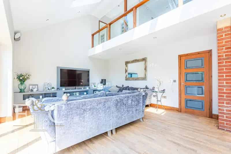 4 Bed Country House with Stunning Views and 1.25 Acres