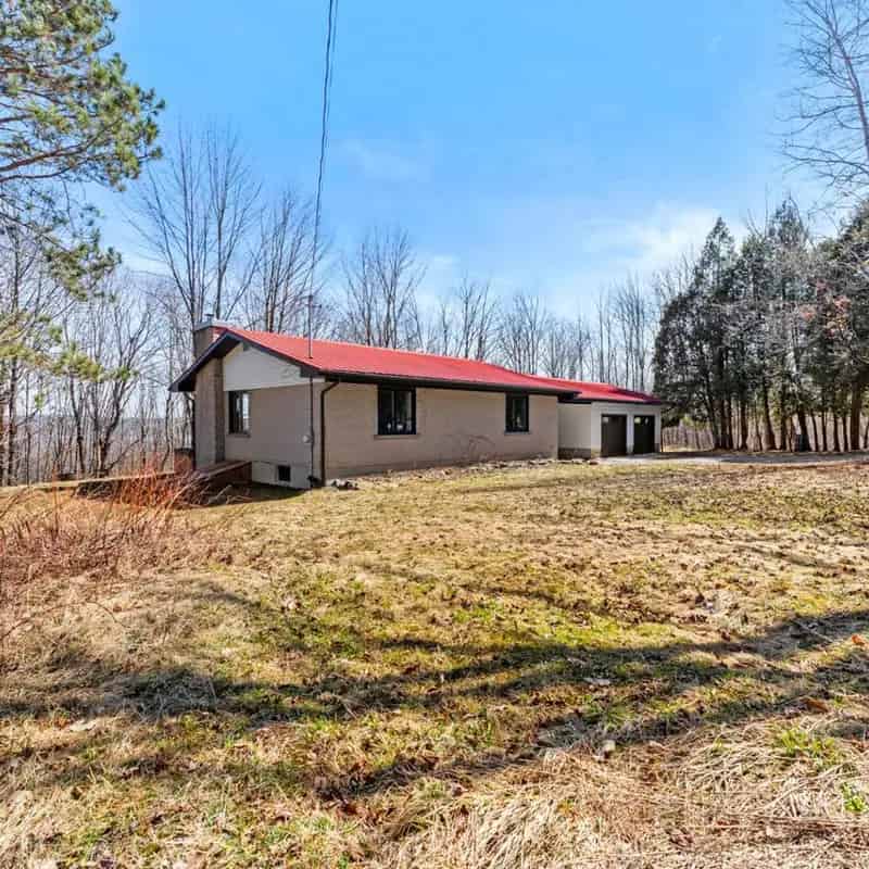 3 Bedroom House in Austin with Double Garage and Wooded Lot