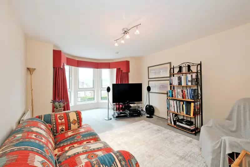 Cults 2 Bedroom Apartment with Allocated Parking