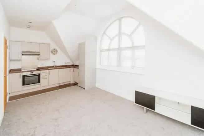 Modern 1-Bed Flat Shirley Zero Deposit Available