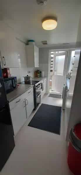 2-Bed Flat with Balcony and Garden Access Near Shops and Transport
