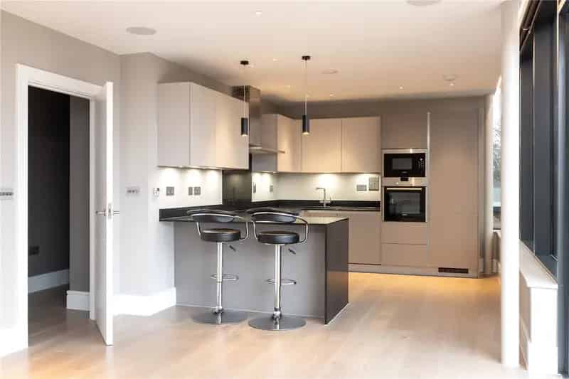 2 Bedroom Penthouse Apartment Central Putney