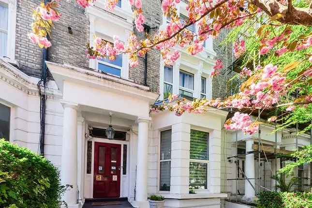 Terraced House with 11 Studio Rooms and Garden - HMO License
