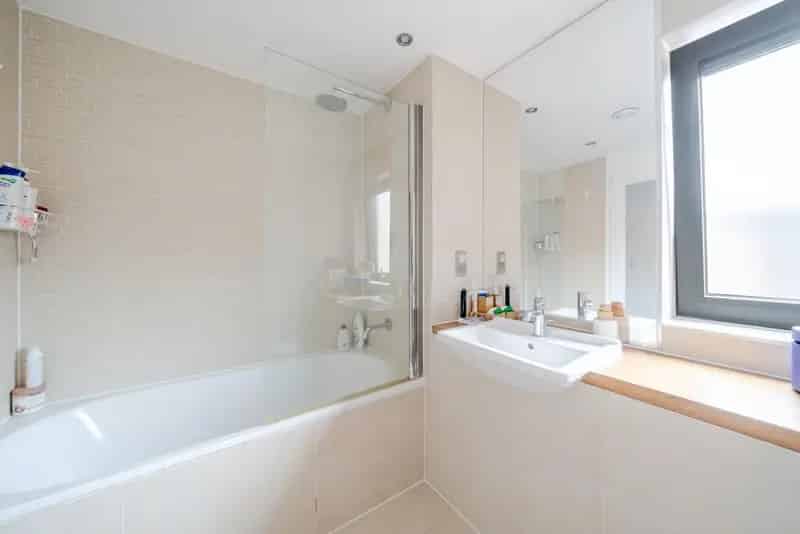 One Bedroom Flat in Oval Quarter Modern Building