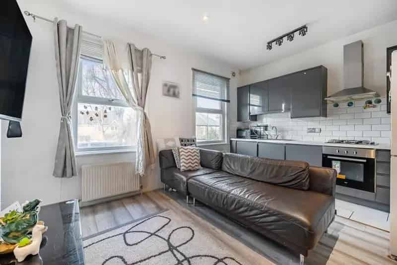 2-Bed Conversion Flat Near Shops and Transport