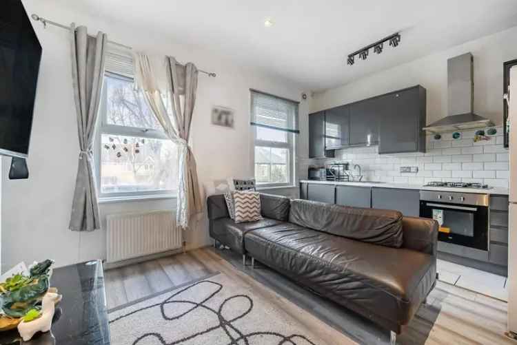 2-Bed Conversion Flat Near Shops and Transport