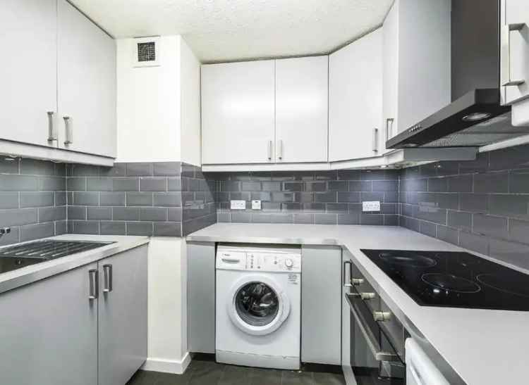 2-Bedroom Earls Court Apartment Refurbished Wood Floors Lift Access